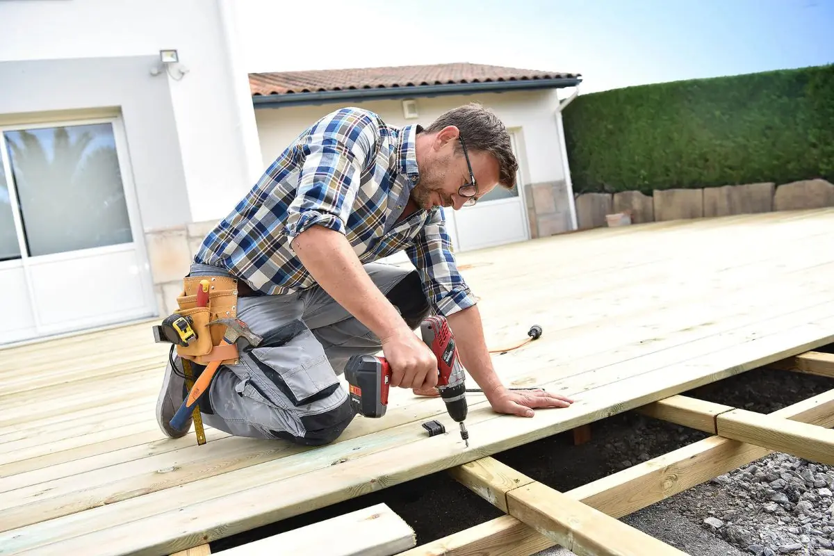 professional deck contractors installing new deck